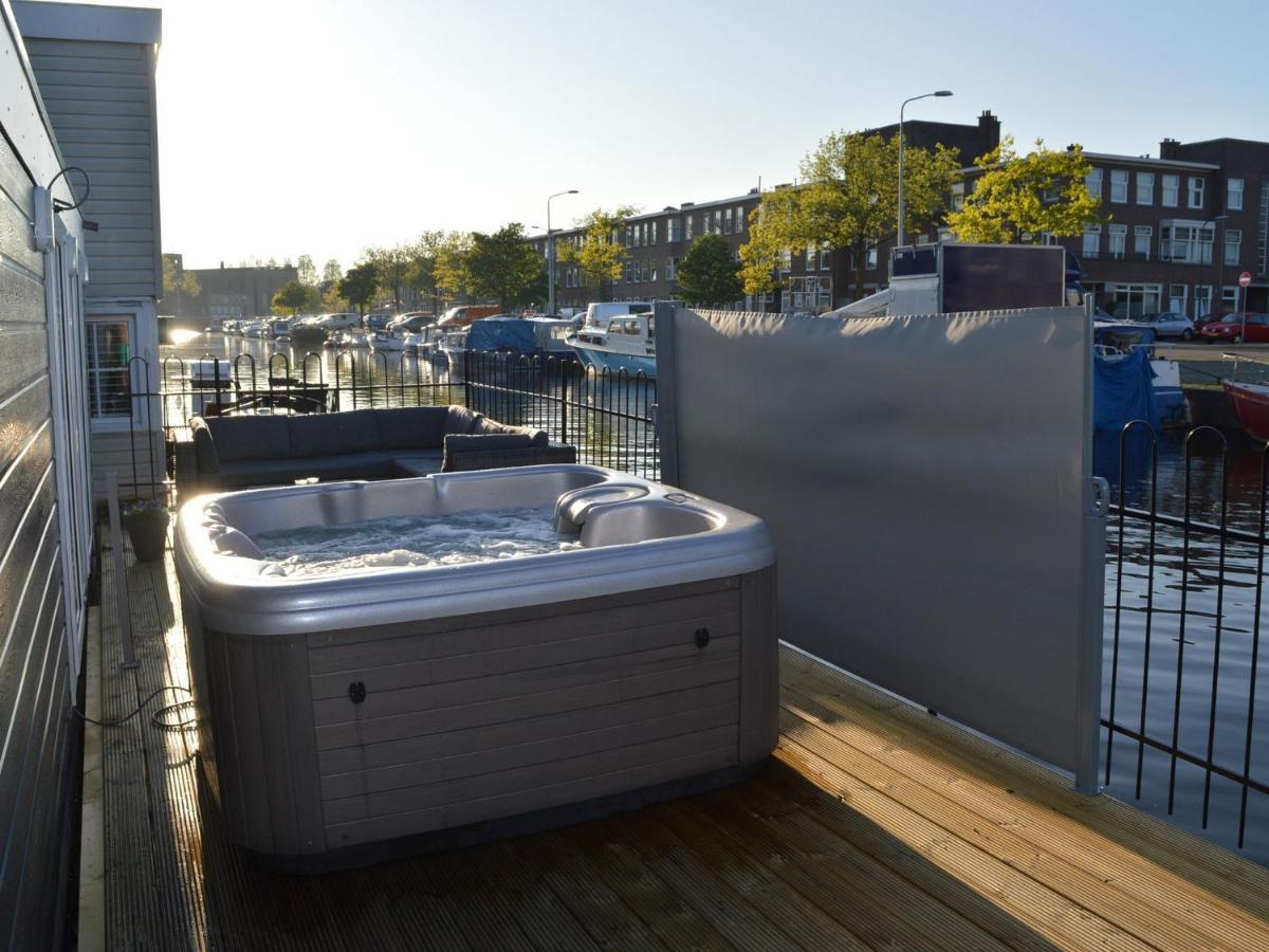 Отель Beautiful Houseboat With Terrace Jacuzzi Гаага Экстерьер фото